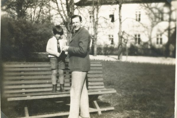 Péter édesapjával a parkban 1932-ben